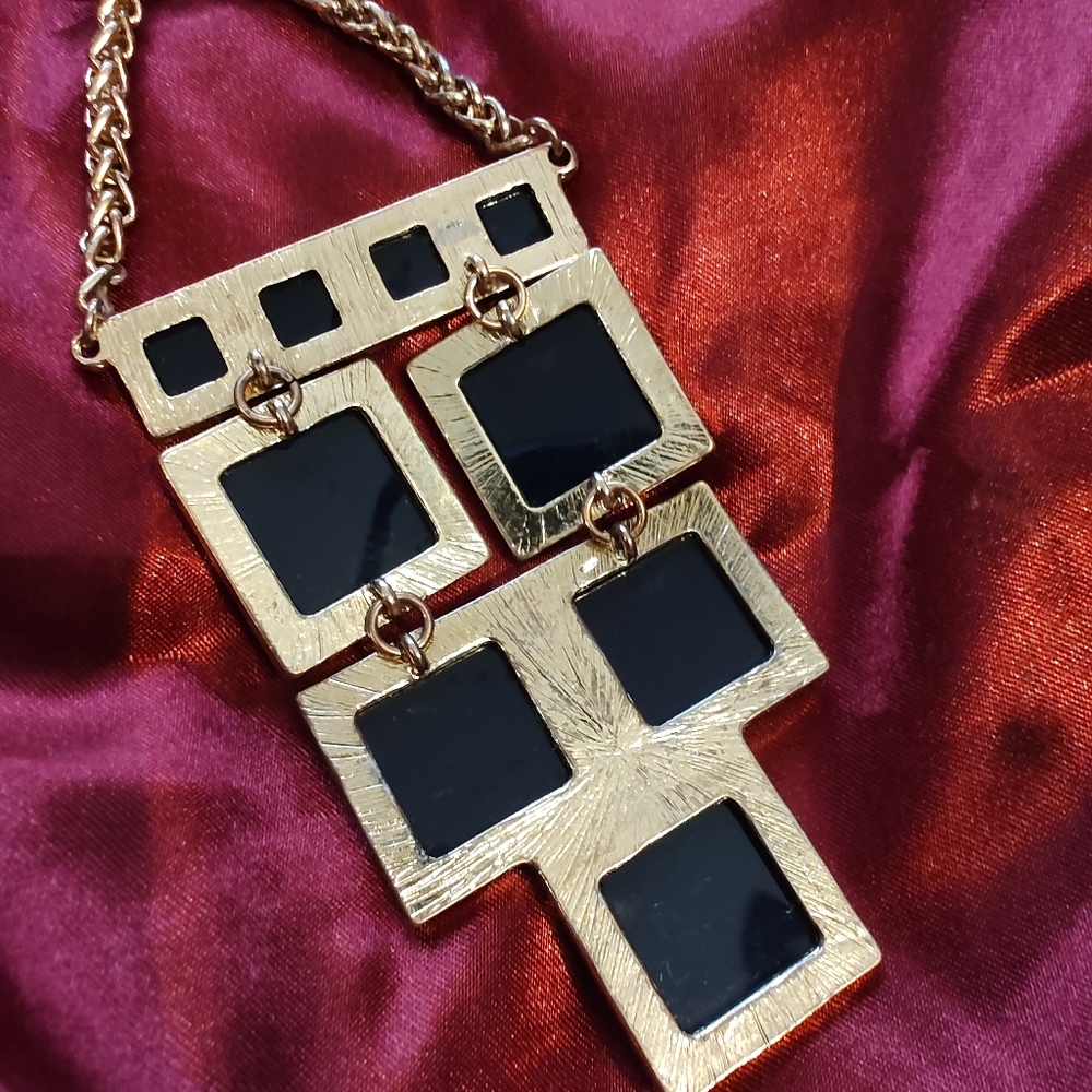 ✨Vintage Geometric Shaped Articulating Black and Gold 📿Necklace - Picture 3 of 3